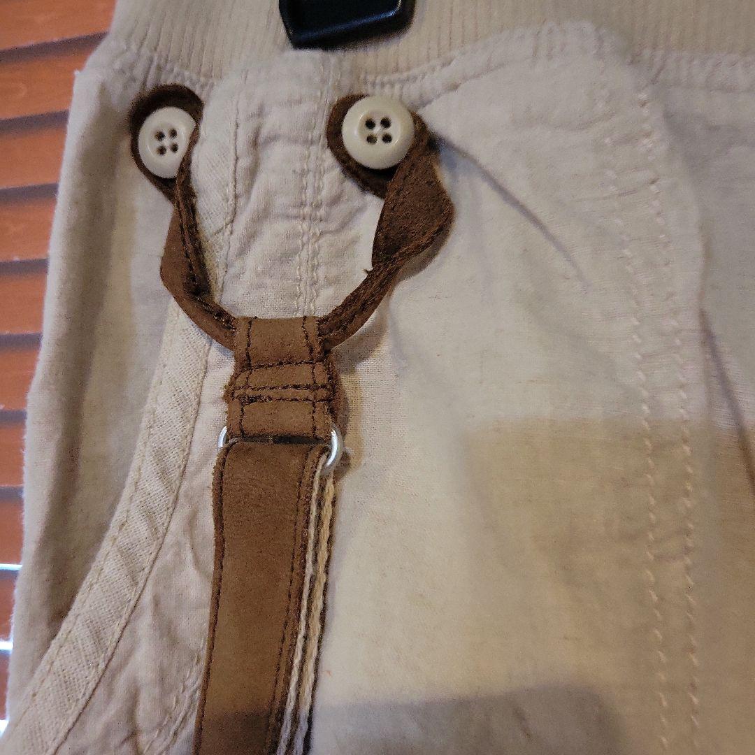 サスペンダー付きベージュパンツ
