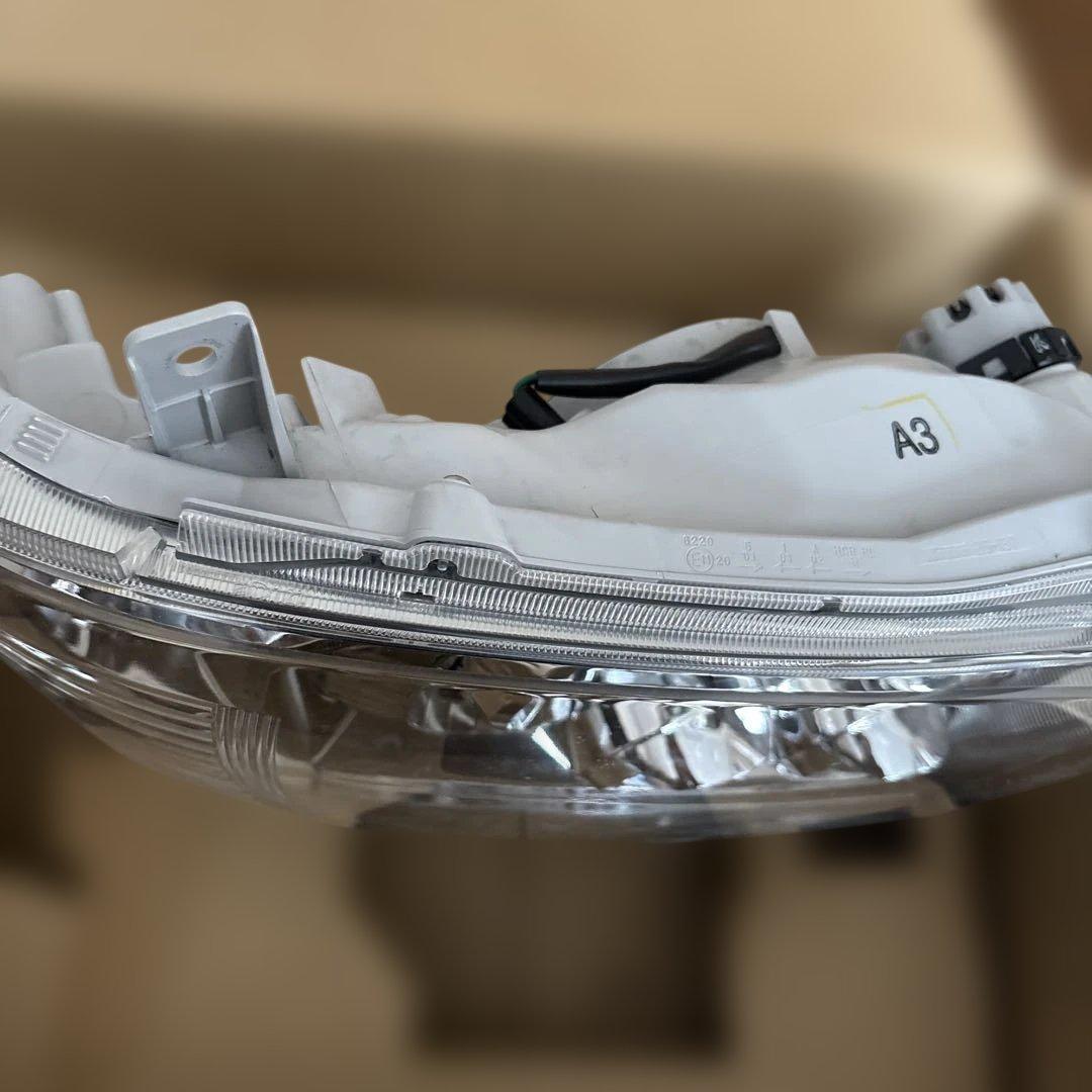 200系 ハイエース 4型〜 右ヘッドライト LED 81145-26A31