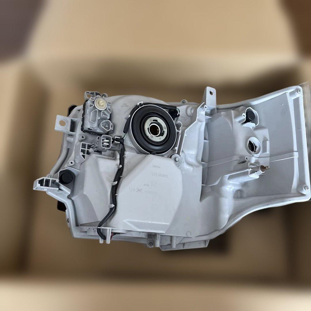 200系 ハイエース 4型〜 右ヘッドライト LED 81145-26A31