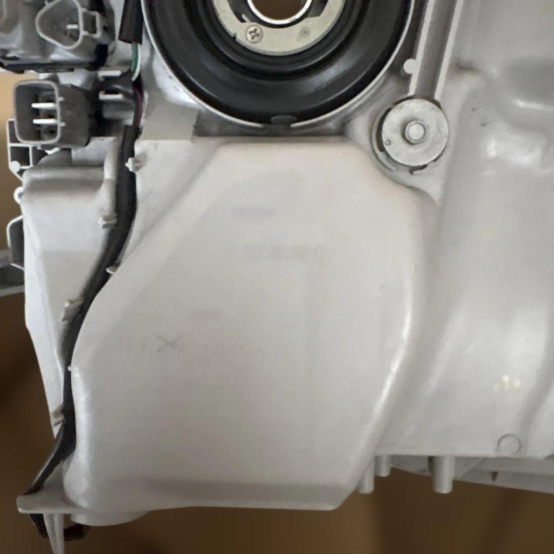 200系 ハイエース 4型〜 右ヘッドライト LED 81145-26A31