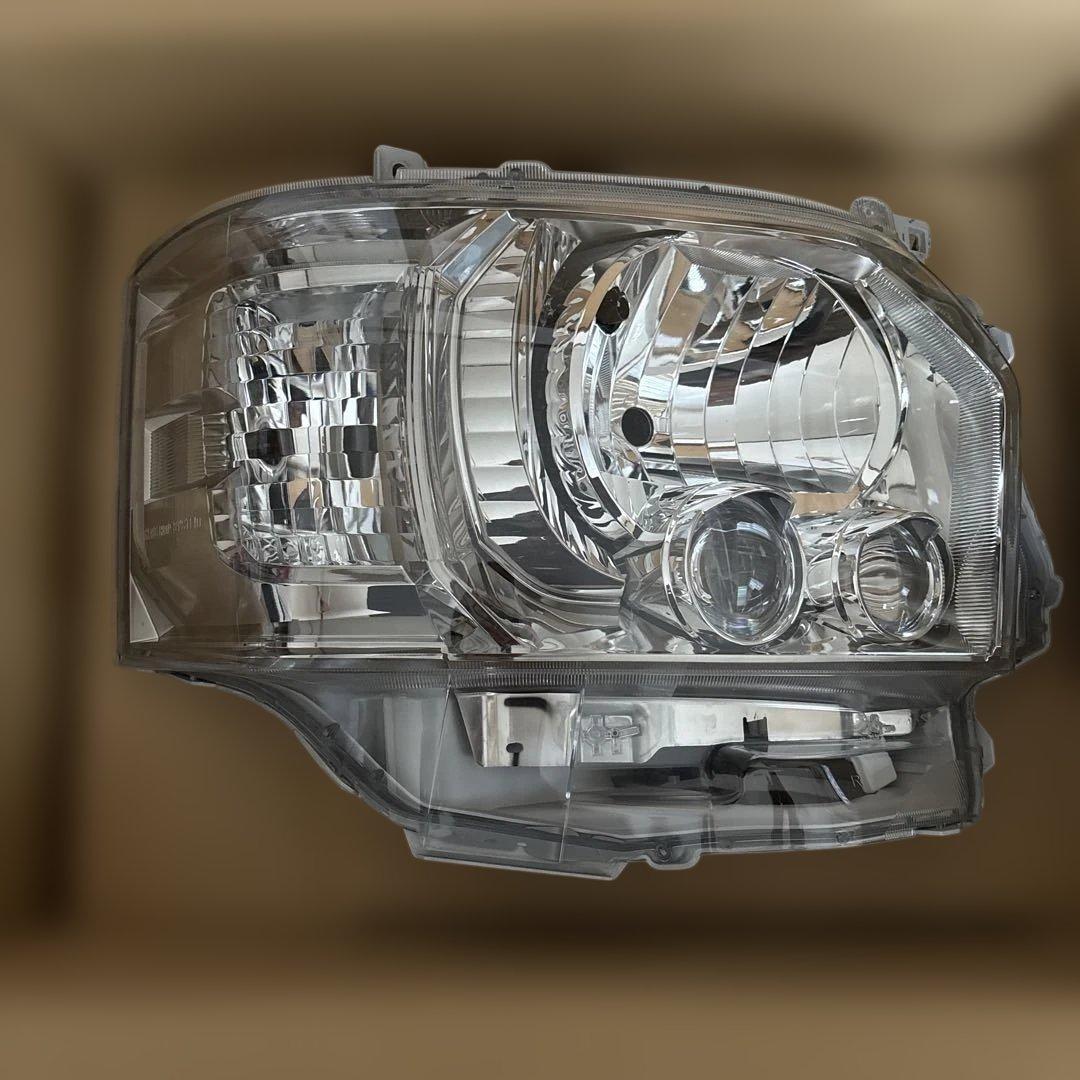 200系 ハイエース 4型〜 右ヘッドライト LED 81145-26A31