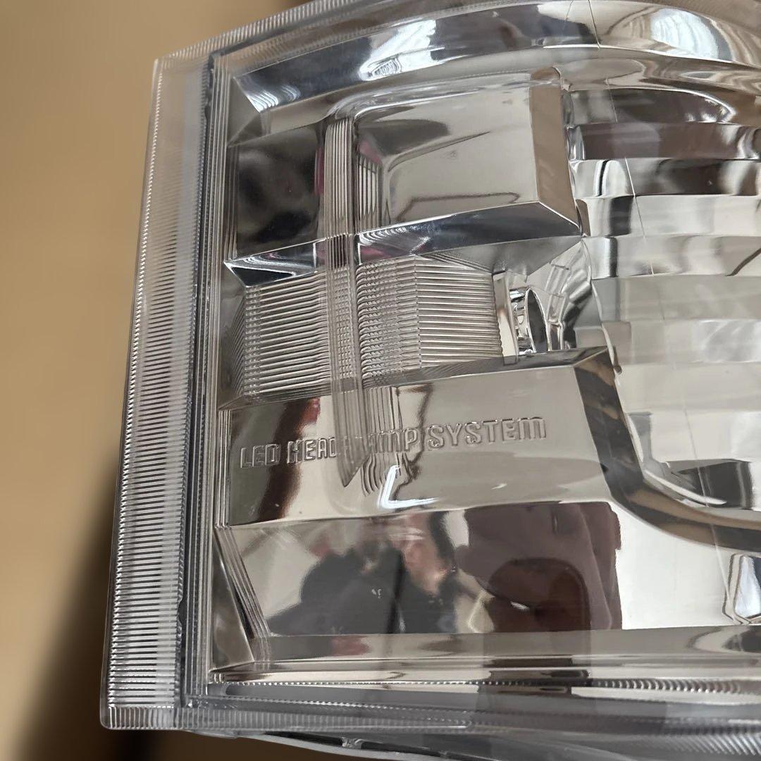 200系 ハイエース 4型〜 右ヘッドライト LED 81145-26A31