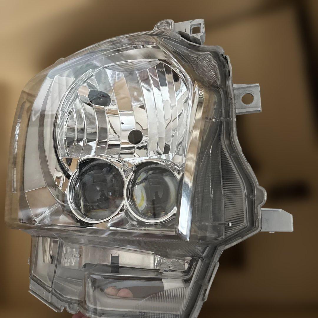 200系 ハイエース 4型〜 右ヘッドライト LED 81145-26A31