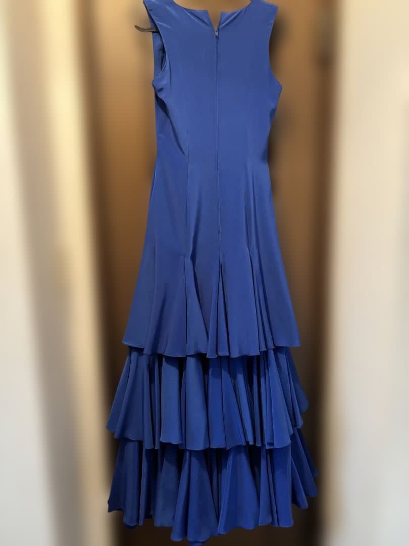 青いフリルロングドレス