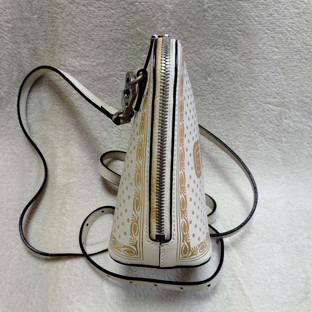 グッチ　セガコラボ　ショルダーバッグ　ミニバッグ　GUCCY　ホワイト　ゴールド