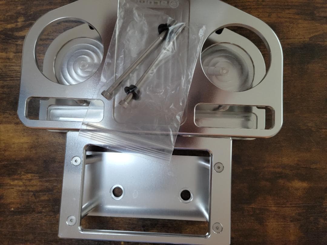 メルカの車窓　　　BLUME ハイエース ドリンクホルダー シルバー