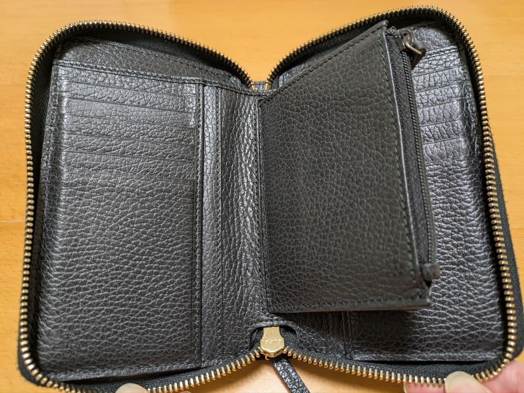 GUCCI　ラウンドファスナー　二つ折り財布