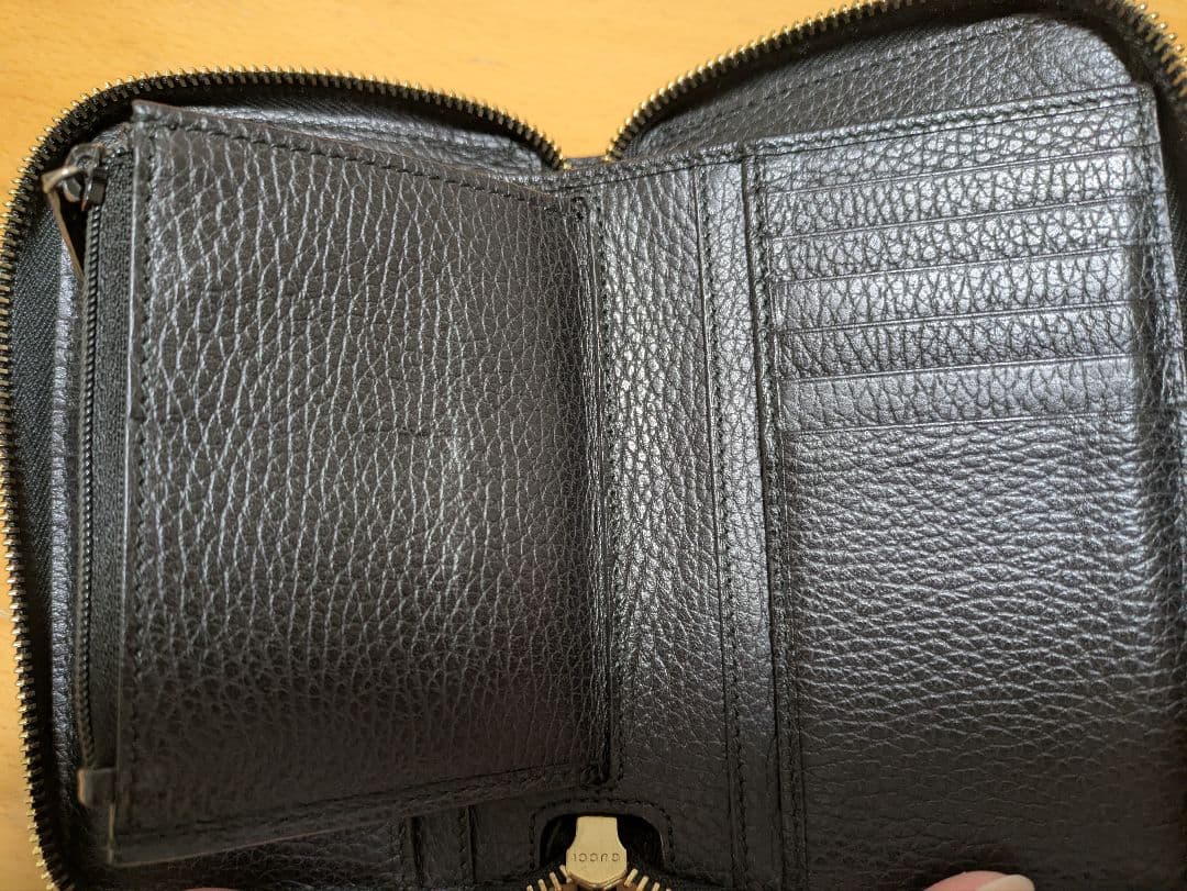 GUCCI　ラウンドファスナー　二つ折り財布