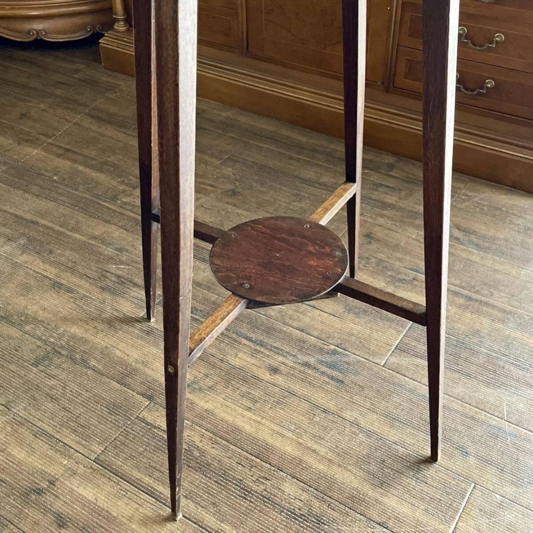 洗練されたフォルムと天板の彫の美しさが際立オケージョナルテーブル