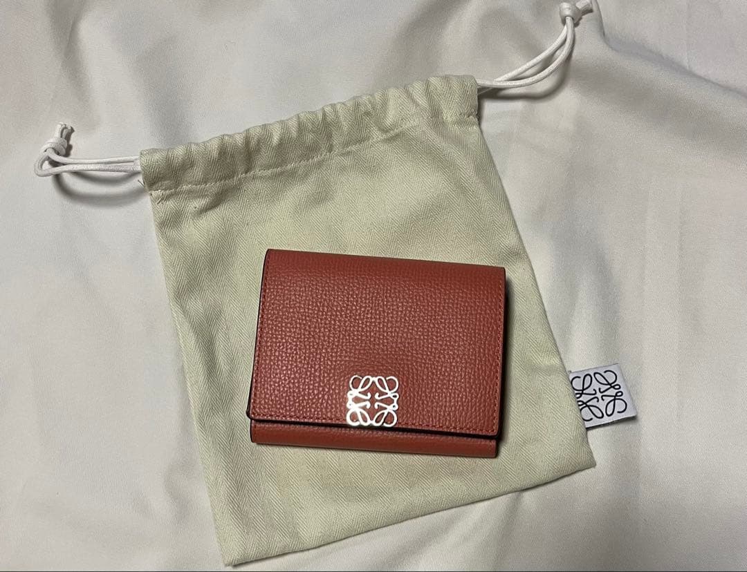 【極美品】LOEWE アナグラム トライフォールド ウォレット 折り財布 ピンク