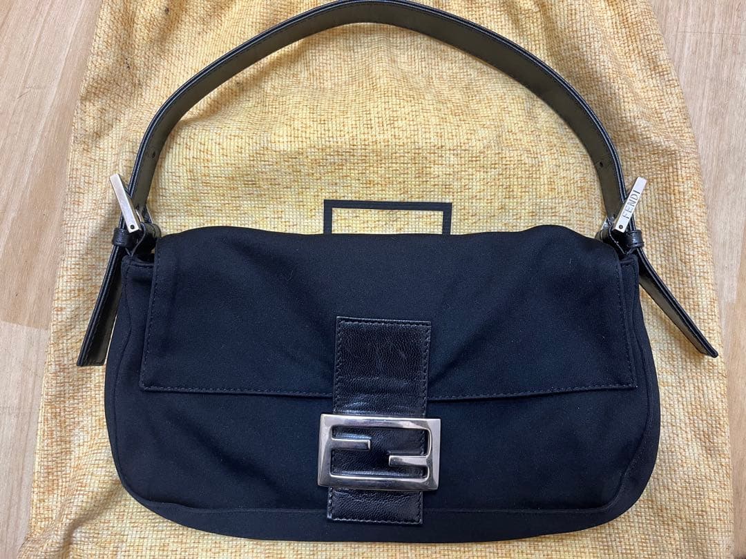 美品　FENDI フェンディ　マンマショルダーバッグ　ブラック