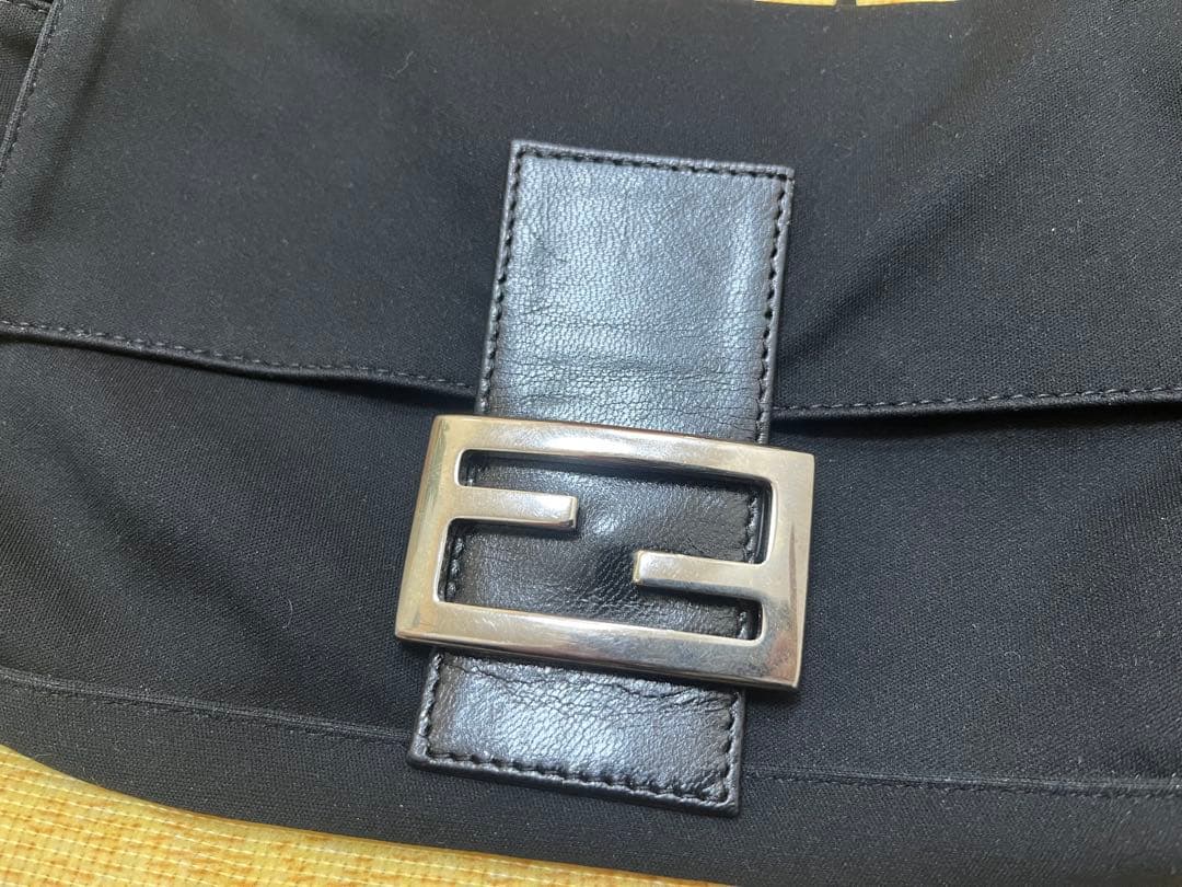 美品　FENDI フェンディ　マンマショルダーバッグ　ブラック