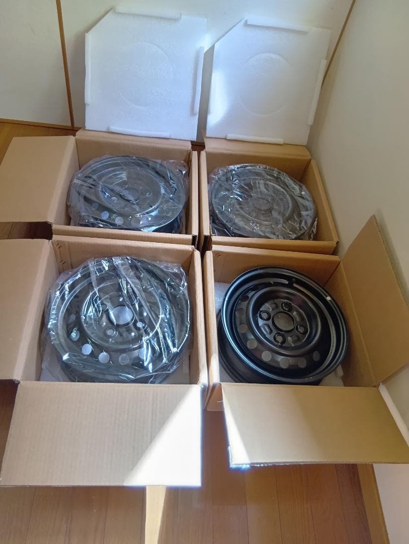 アトレー新車外　黒 スチールホイール12 インチ4本　＋　ナット 16個　送込