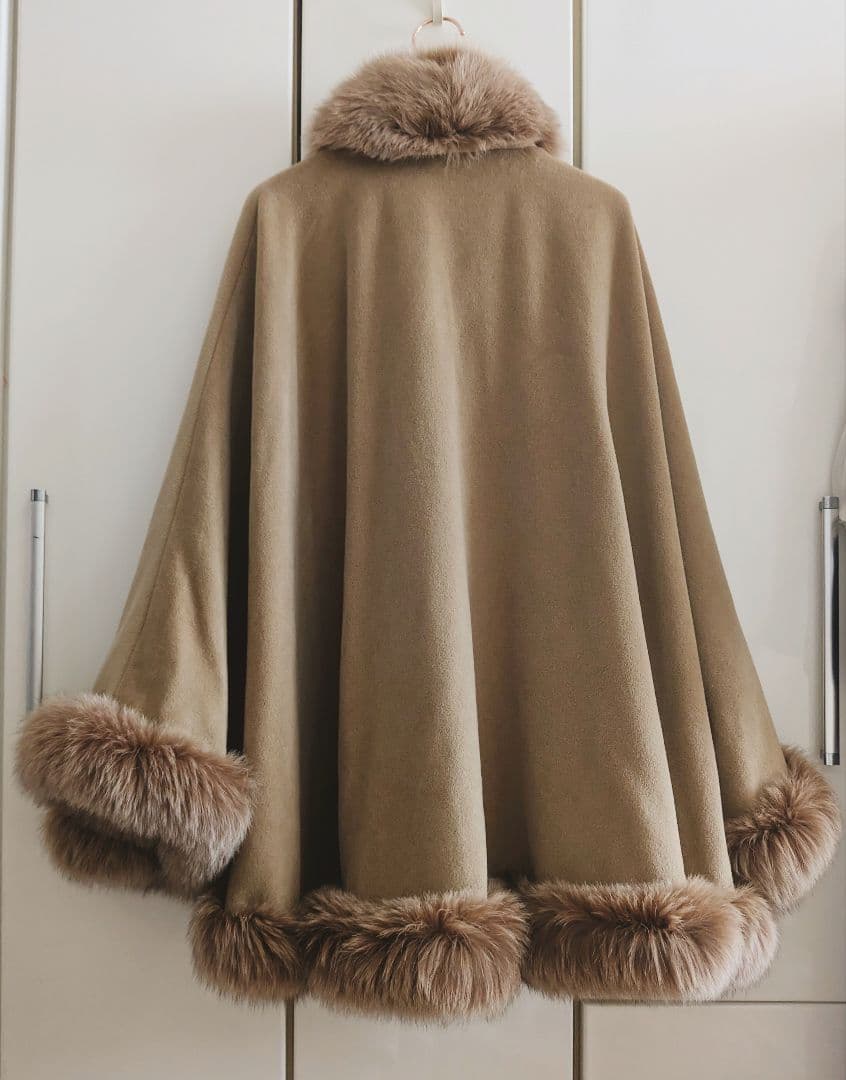ブルーフォックスファー付きポンチョコート