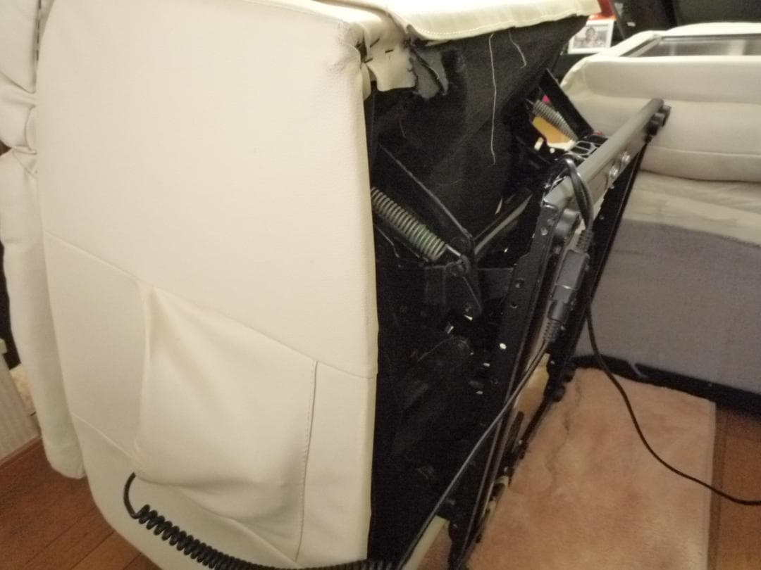 ニトリ電動リクライニングソファ　 本革・合成皮革　 アイボリ－