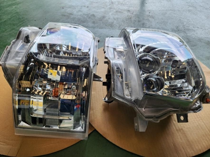 ハイエース　ヘッドライトアッセン
