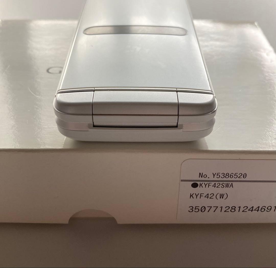 SIMロック済　au GRATIN KYF42 ホワイト利用制限○