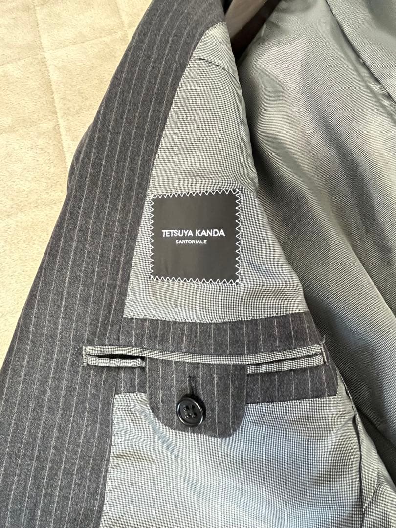 テツヤカンダ サルトリアーレの、仕立ての良い微光沢ゼニア生地がエレガントなスーツ