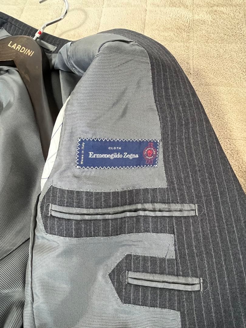 テツヤカンダ サルトリアーレの、仕立ての良い微光沢ゼニア生地がエレガントなスーツ