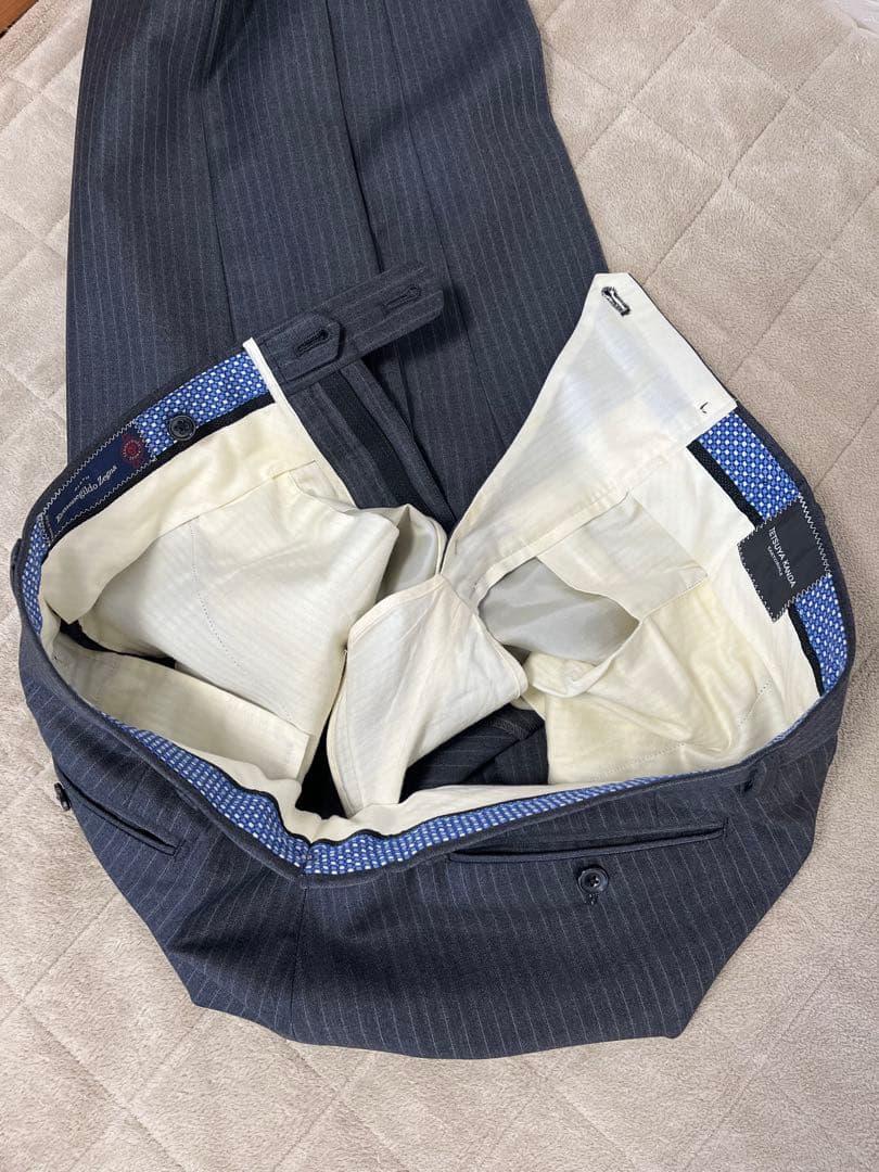 テツヤカンダ サルトリアーレの、仕立ての良い微光沢ゼニア生地がエレガントなスーツ