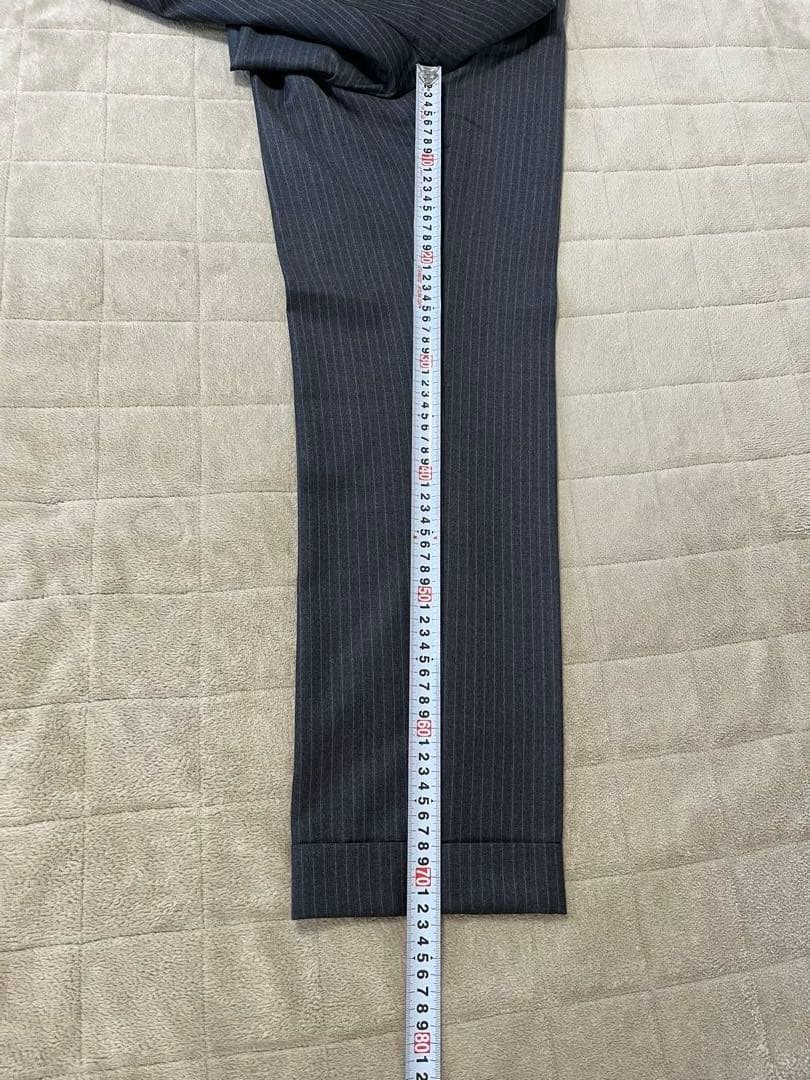 テツヤカンダ サルトリアーレの、仕立ての良い微光沢ゼニア生地がエレガントなスーツ