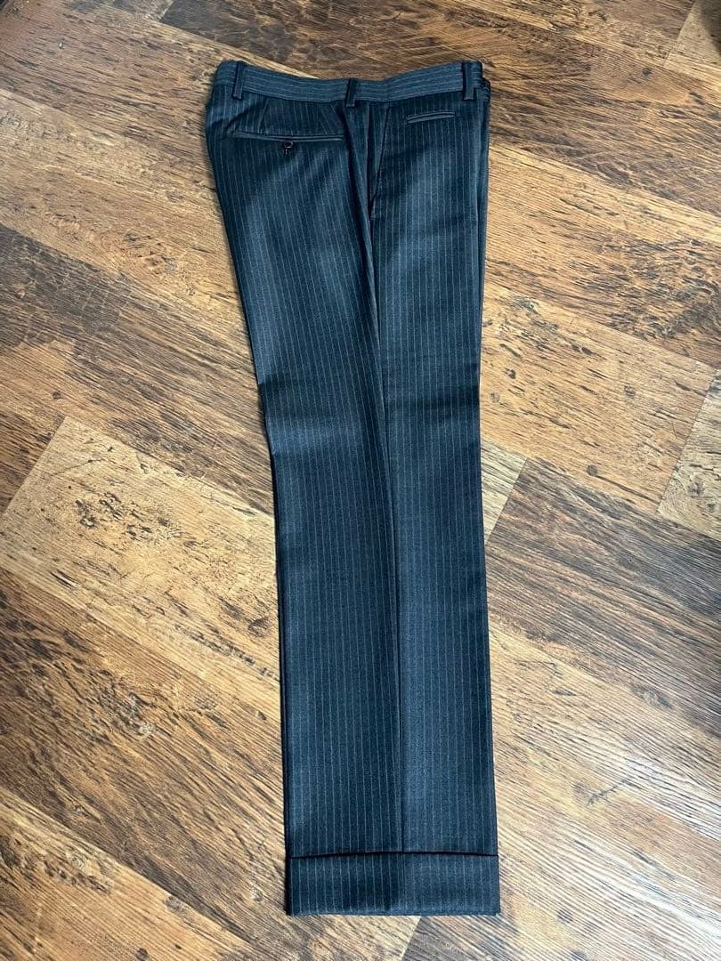 テツヤカンダ サルトリアーレの、仕立ての良い微光沢ゼニア生地がエレガントなスーツ