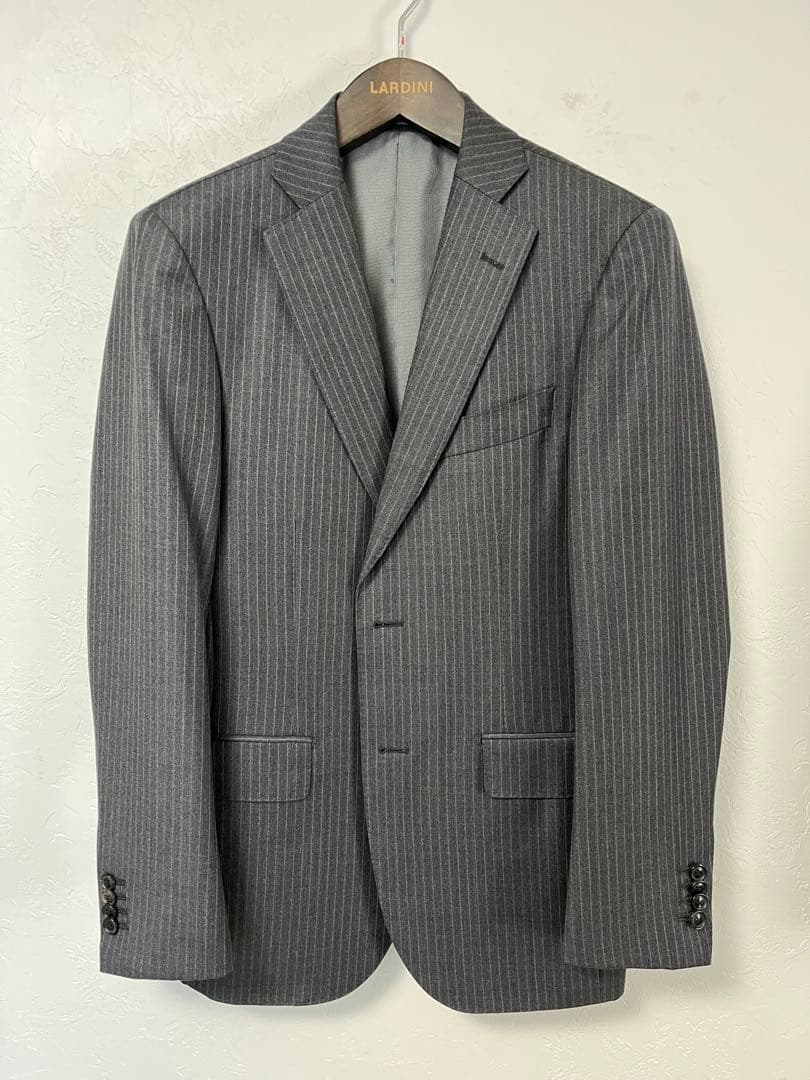 テツヤカンダ サルトリアーレの、仕立ての良い微光沢ゼニア生地がエレガントなスーツ