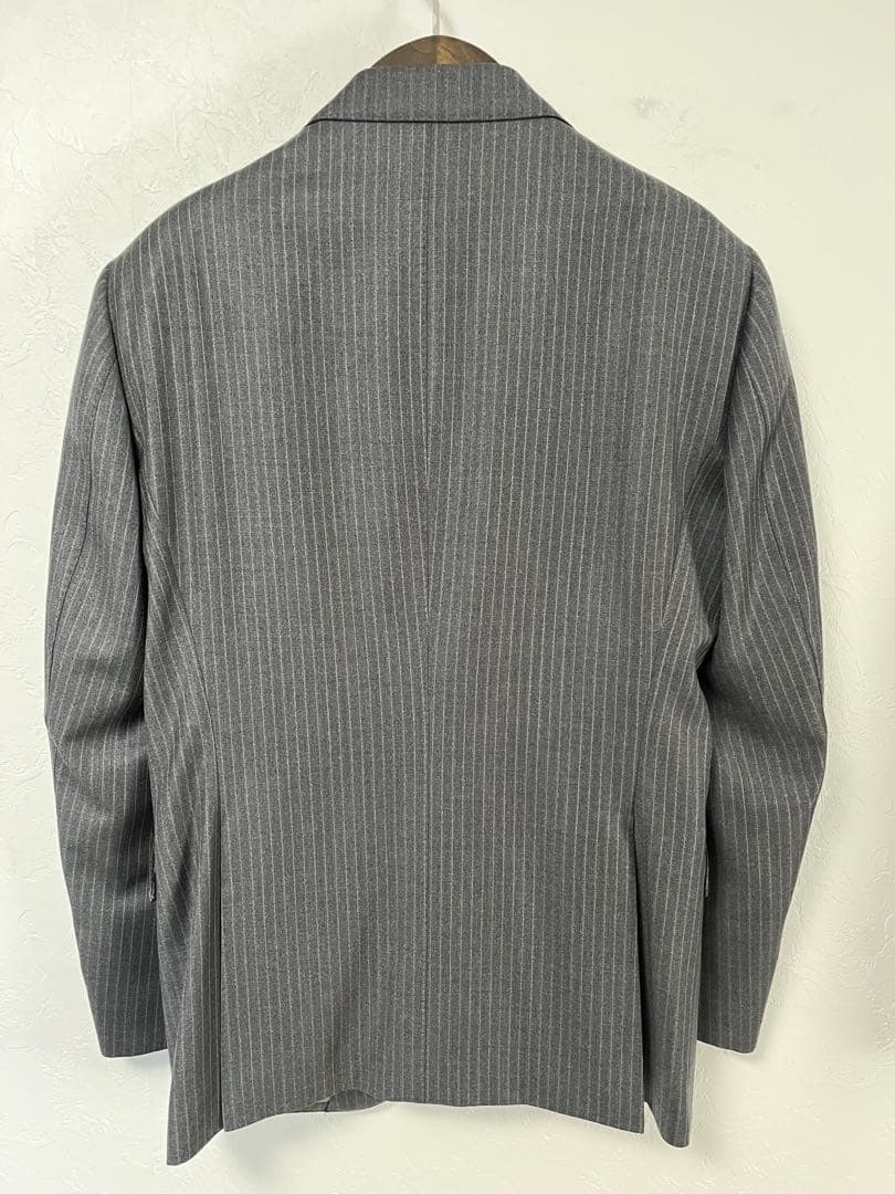 テツヤカンダ サルトリアーレの、仕立ての良い微光沢ゼニア生地がエレガントなスーツ