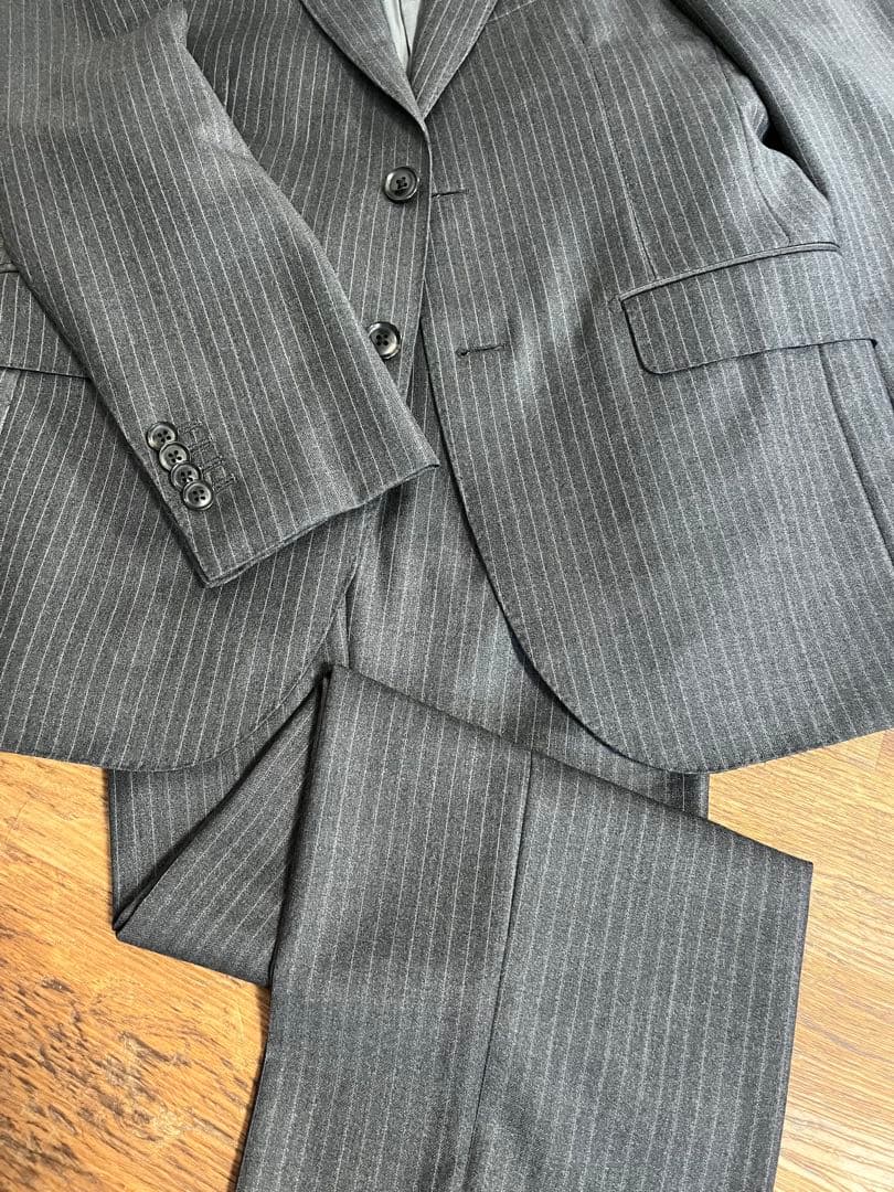 テツヤカンダ サルトリアーレの、仕立ての良い微光沢ゼニア生地がエレガントなスーツ