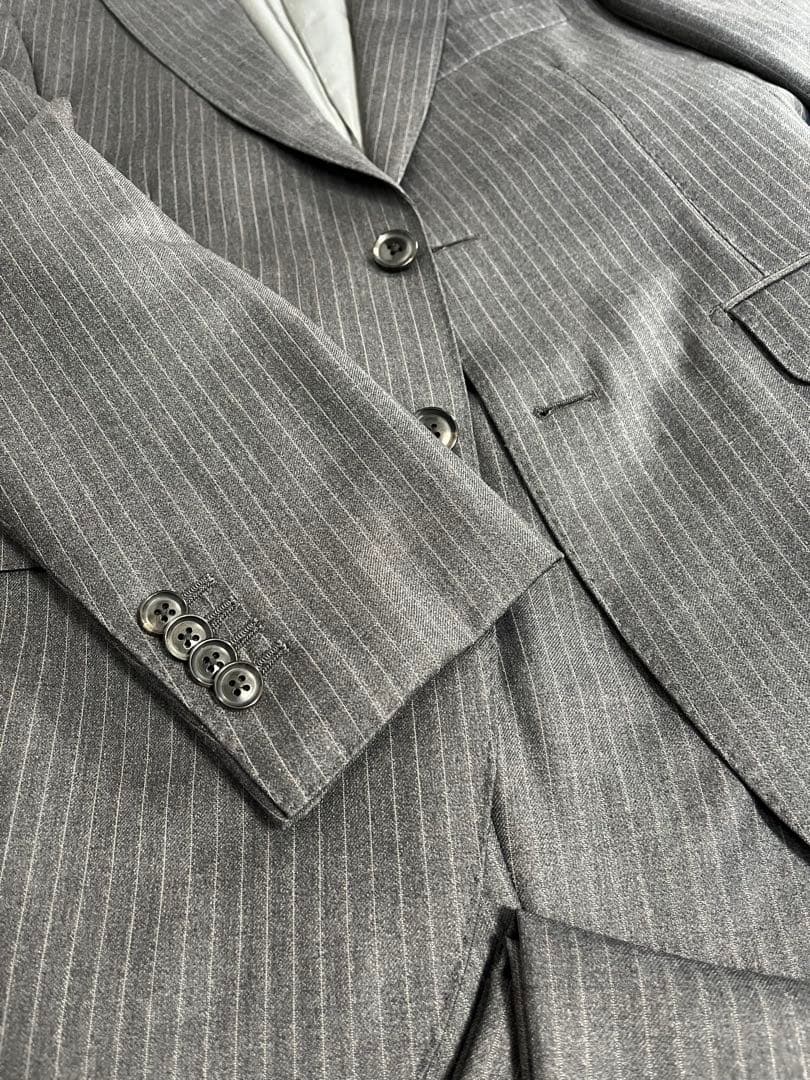 テツヤカンダ サルトリアーレの、仕立ての良い微光沢ゼニア生地がエレガントなスーツ