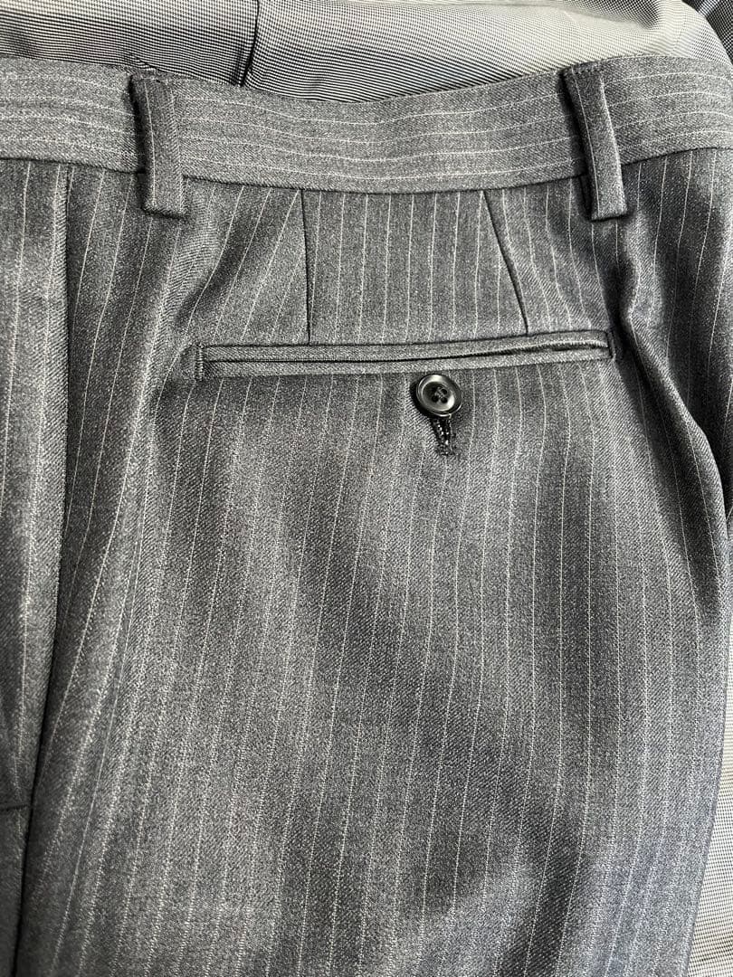 テツヤカンダ サルトリアーレの、仕立ての良い微光沢ゼニア生地がエレガントなスーツ