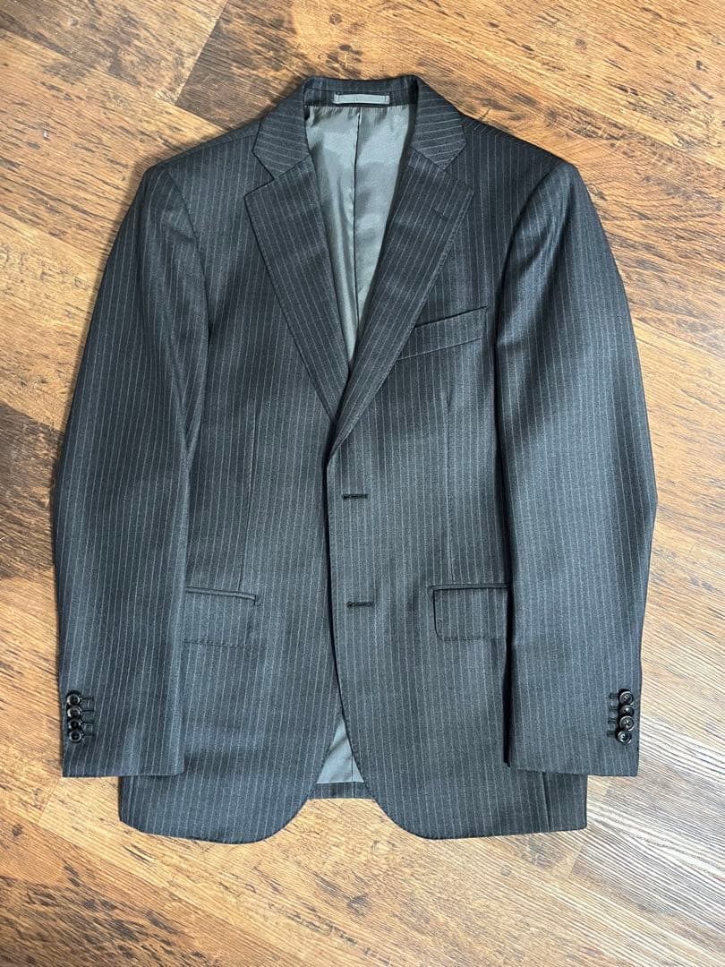 テツヤカンダ サルトリアーレの、仕立ての良い微光沢ゼニア生地がエレガントなスーツ