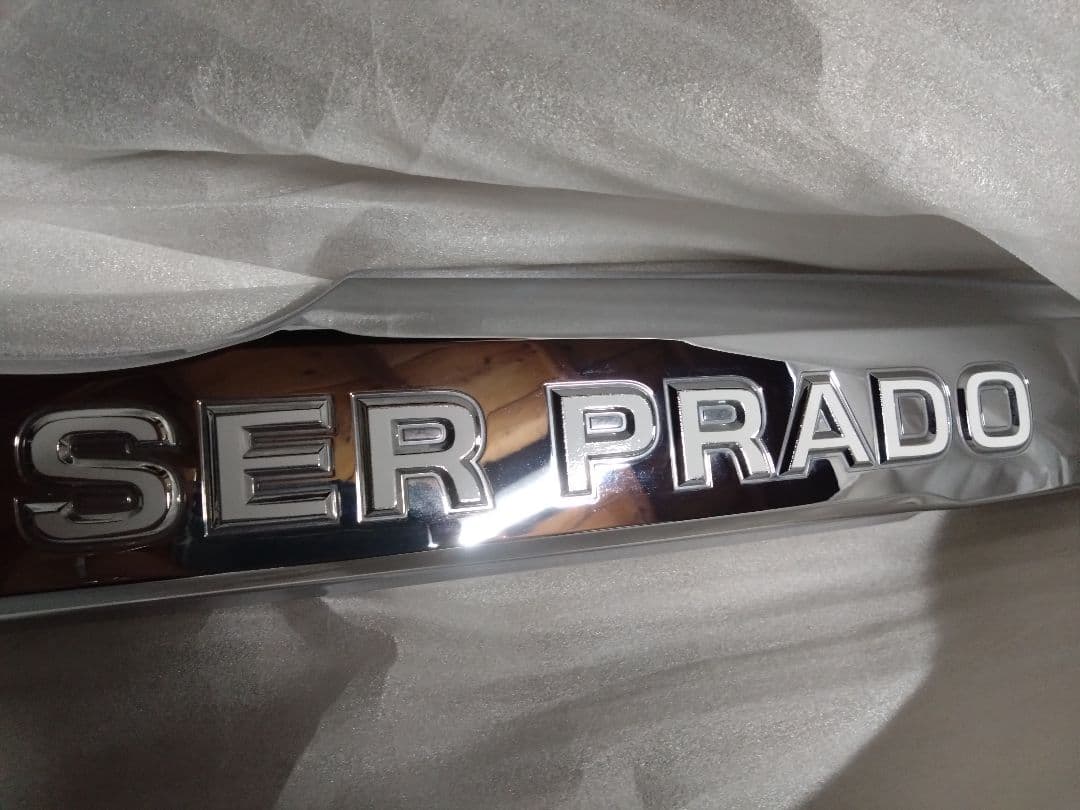 トヨタ純正　ランドクルーザープラド150後期　 リアガーニッシュ　文字白