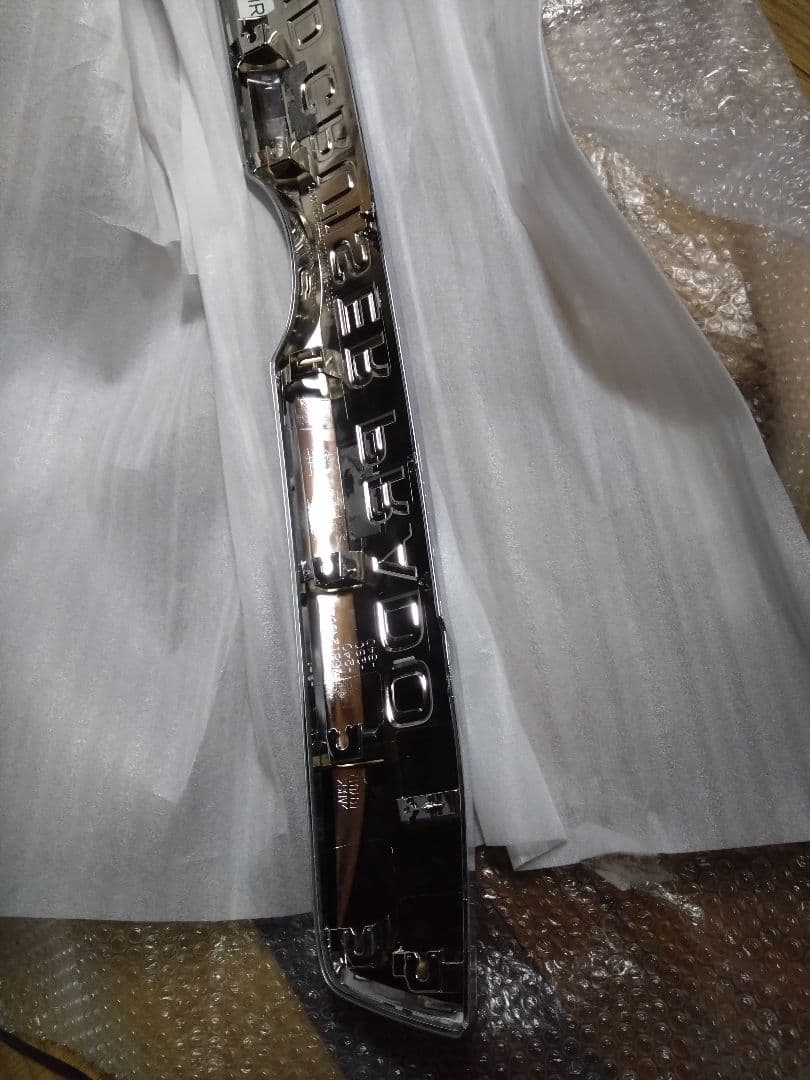 トヨタ純正　ランドクルーザープラド150後期　 リアガーニッシュ　文字白