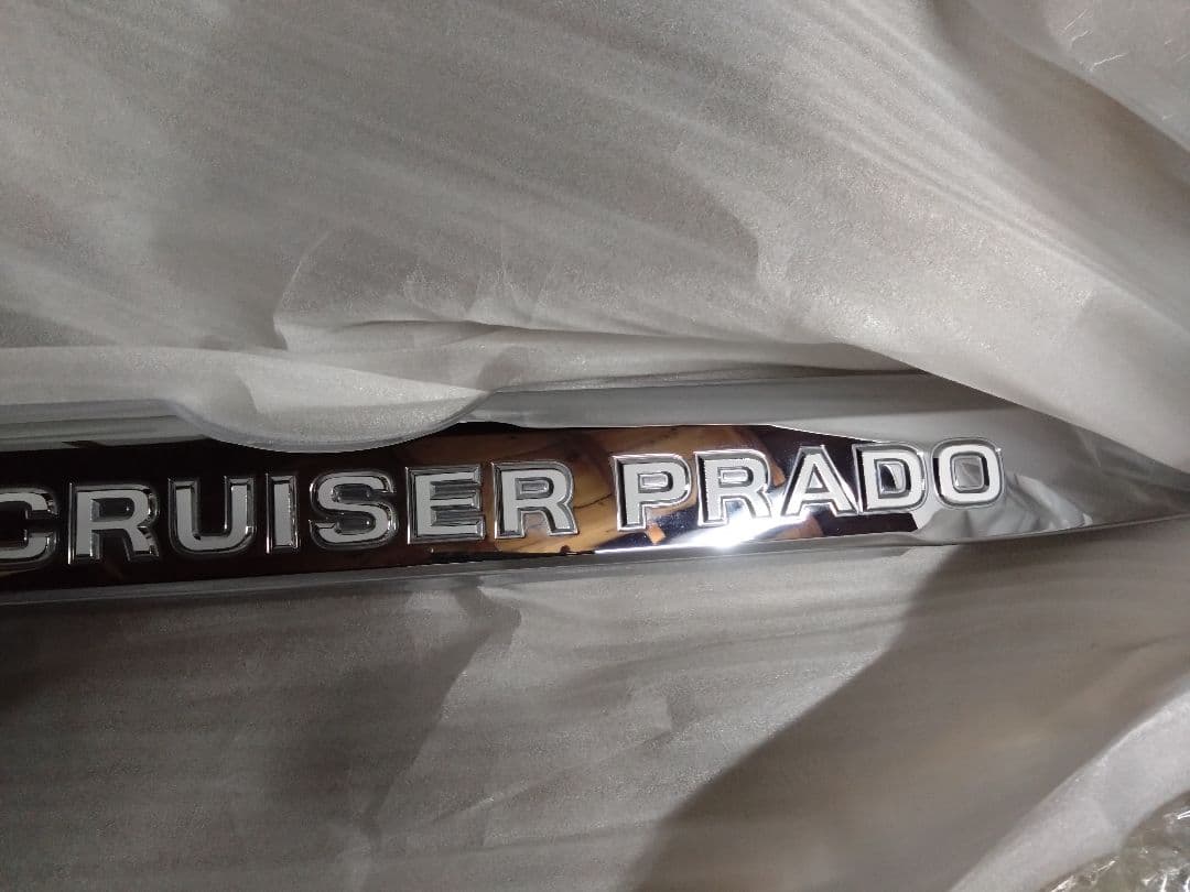 トヨタ純正　ランドクルーザープラド150後期　 リアガーニッシュ　文字白