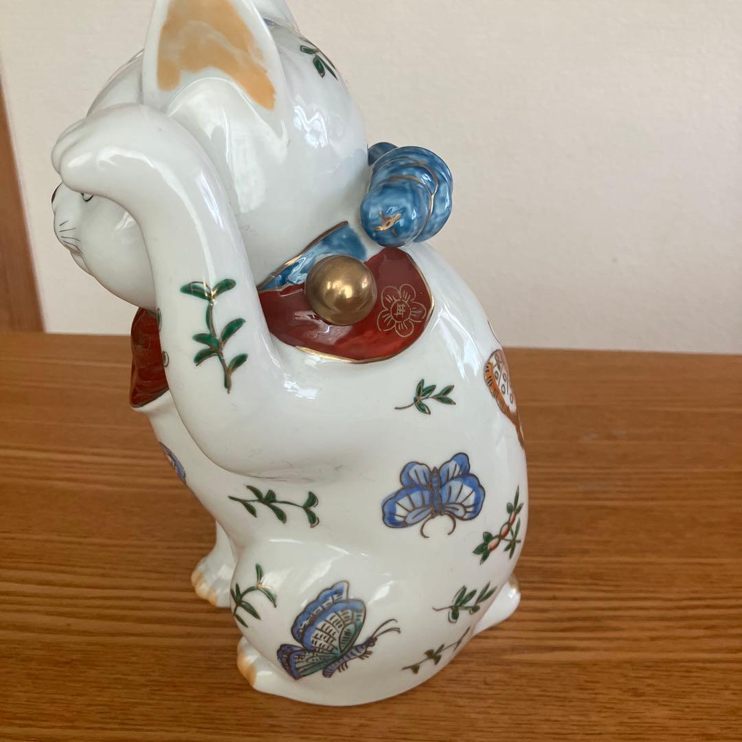 美品　ヴィンテージ伊万里　手描きの大きな瞳やまつ毛、体の蝶々が美しい招き猫