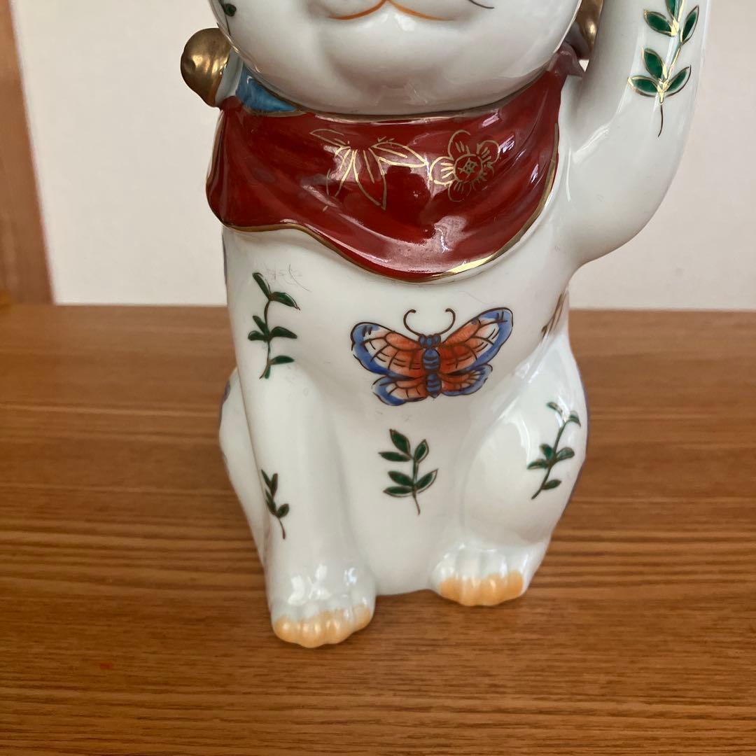 美品　ヴィンテージ伊万里　手描きの大きな瞳やまつ毛、体の蝶々が美しい招き猫
