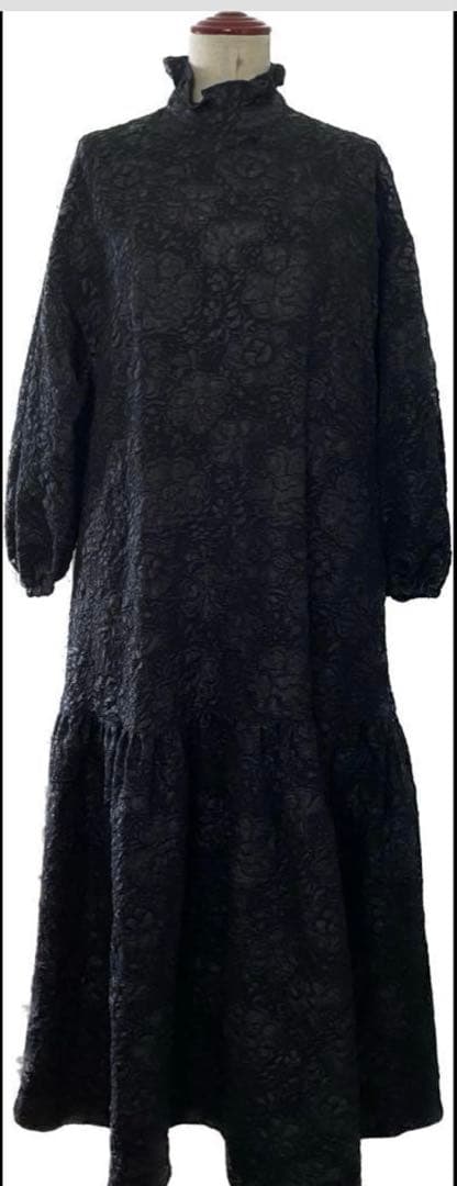 黒フリル付きロングワンピース