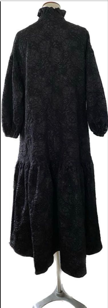 黒フリル付きロングワンピース