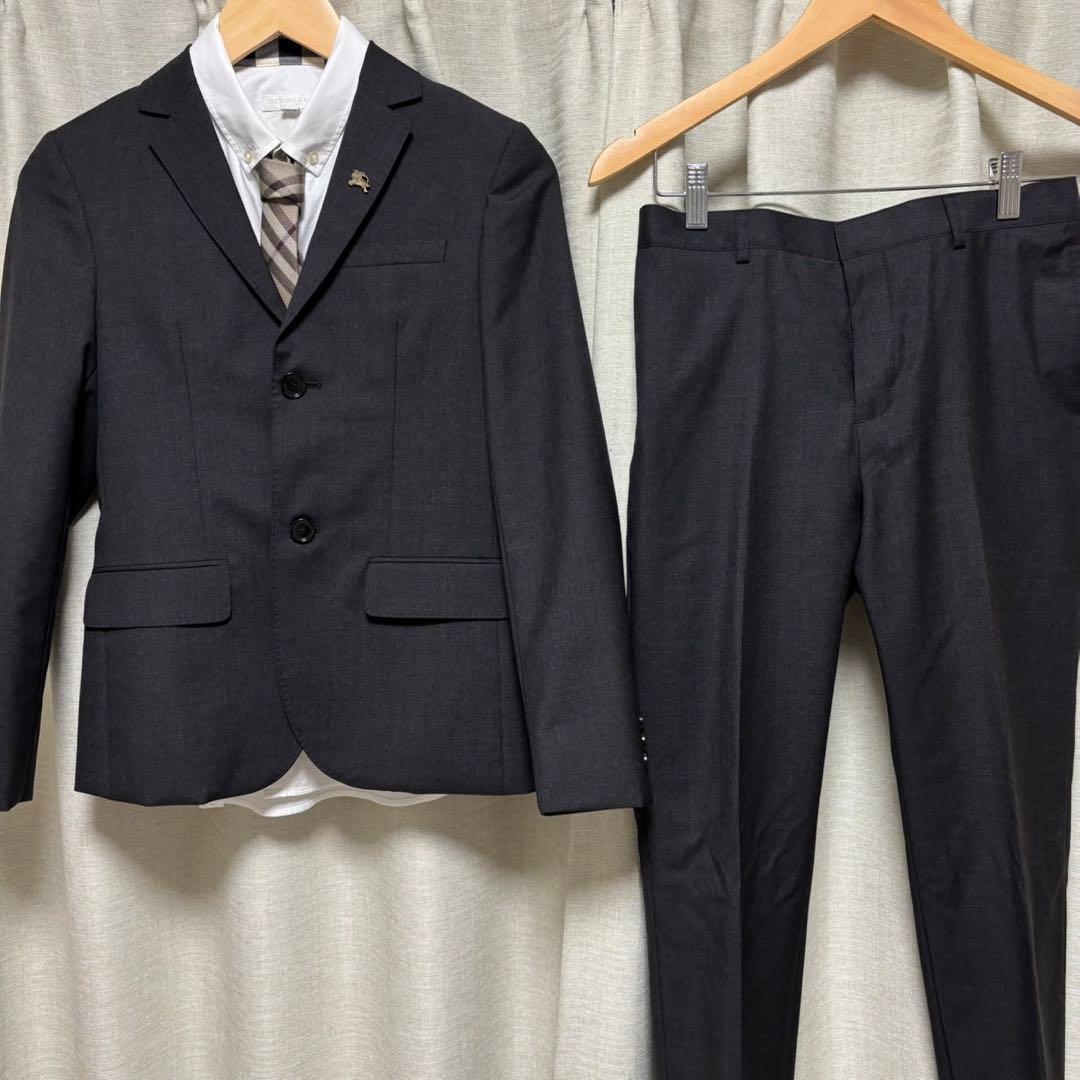 【美品】バーバリー　スーツ　ピンバッジ　卒業　受験　150 ネクタイ　エンブレム