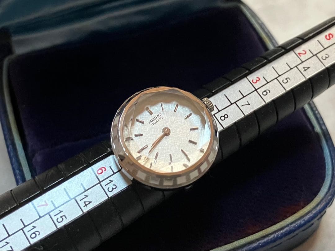 美品稼働中❗️SEIKO QUARTZ/セイコーカットガラスシルバーリングウォッチ