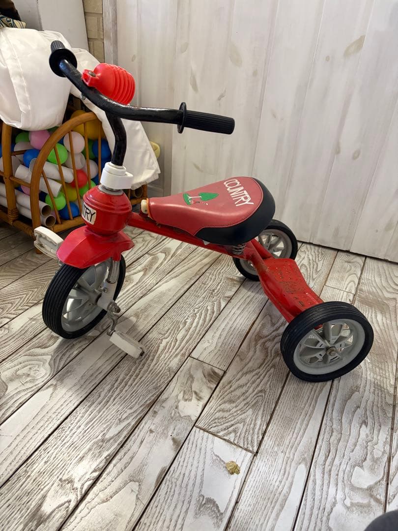 COUNTRY 赤い三輪車 木のイラスト付き
