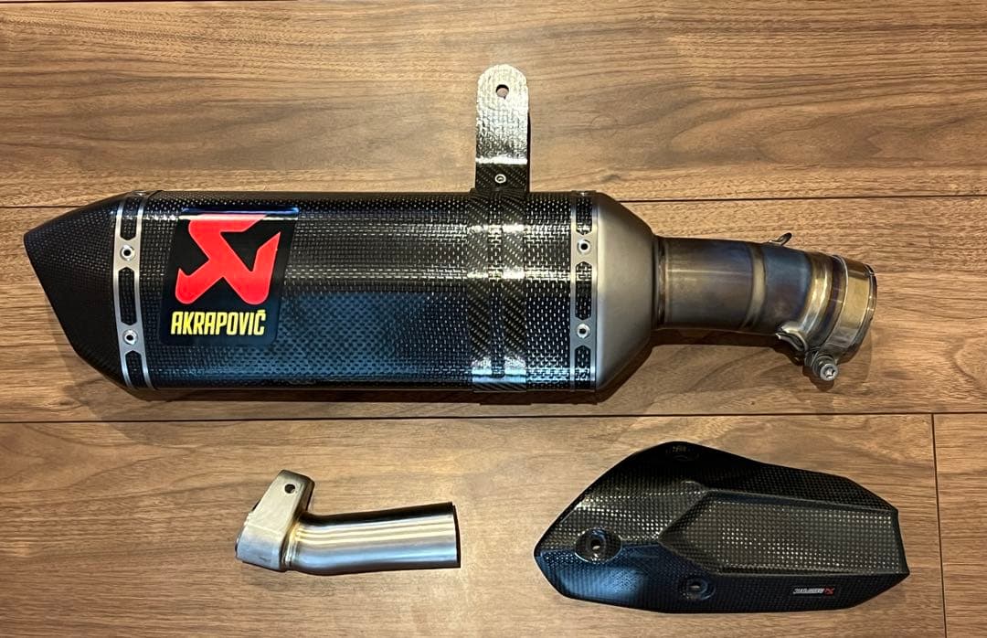 AKRAPOVIC カーボンファイバー マフラー　現行型　 S1000XR