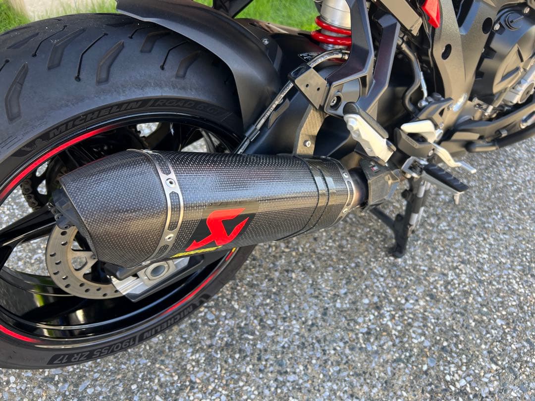 AKRAPOVIC カーボンファイバー マフラー　現行型　 S1000XR