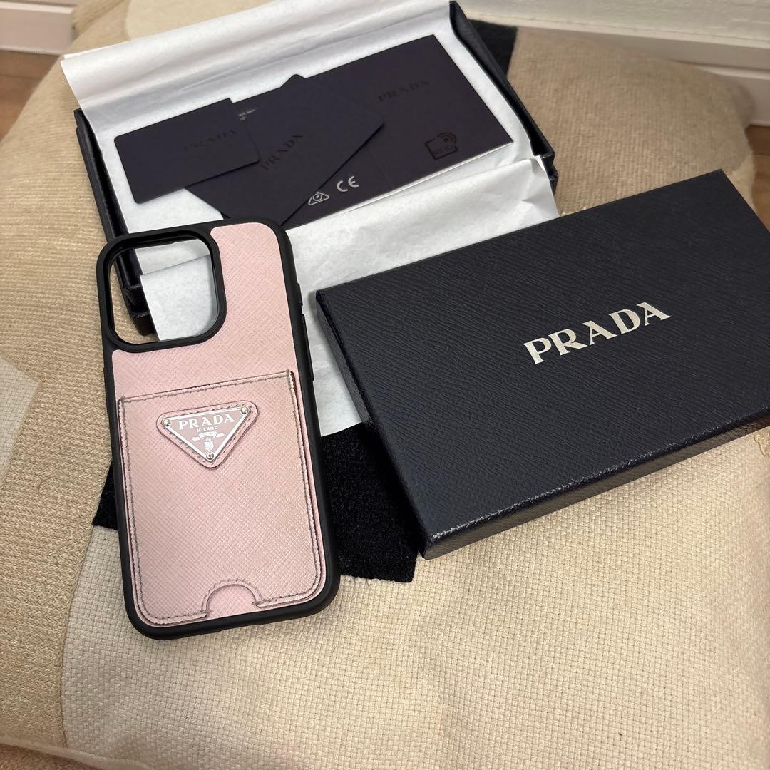 美品・プラダ　サフィアーノレザー ピンク　 iPhone 15 Pro 用ケース