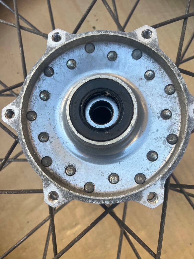 SR400フロントホイール18インチ