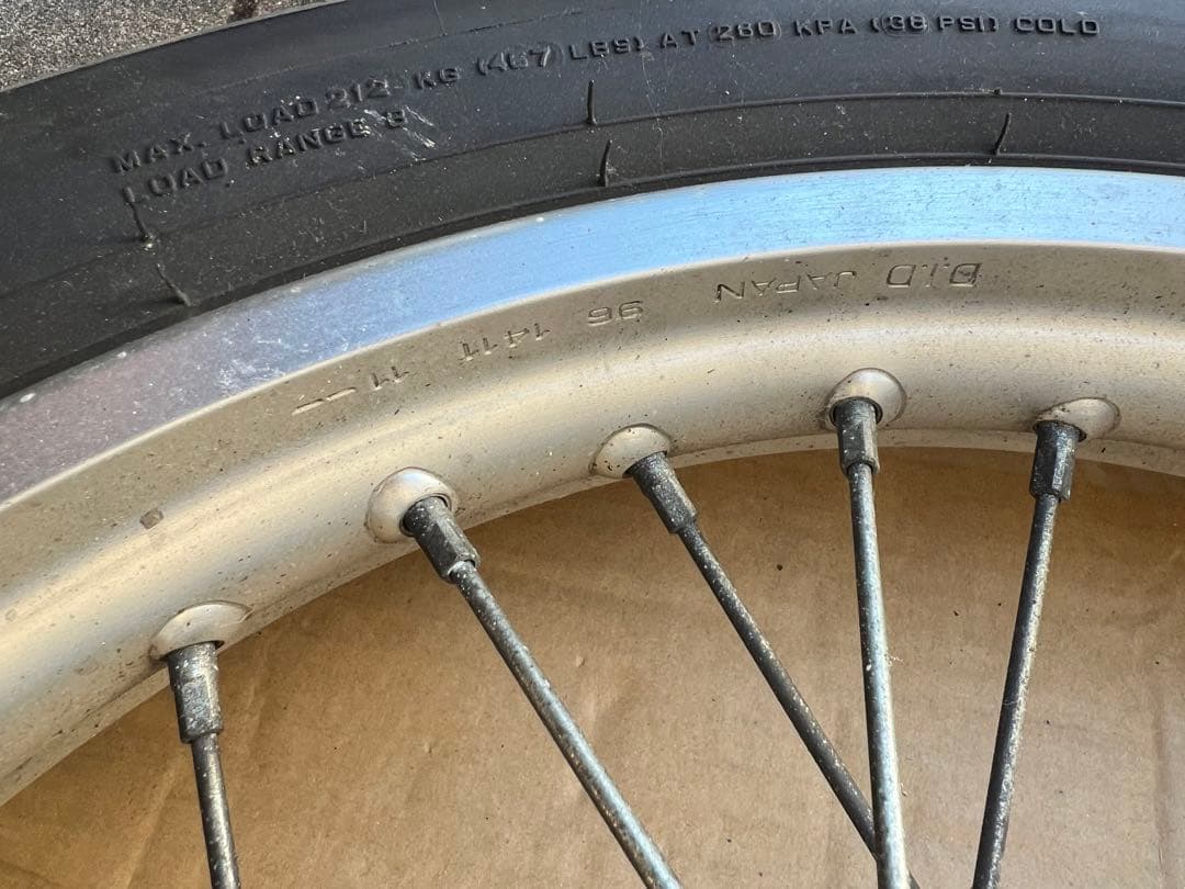 SR400フロントホイール18インチ