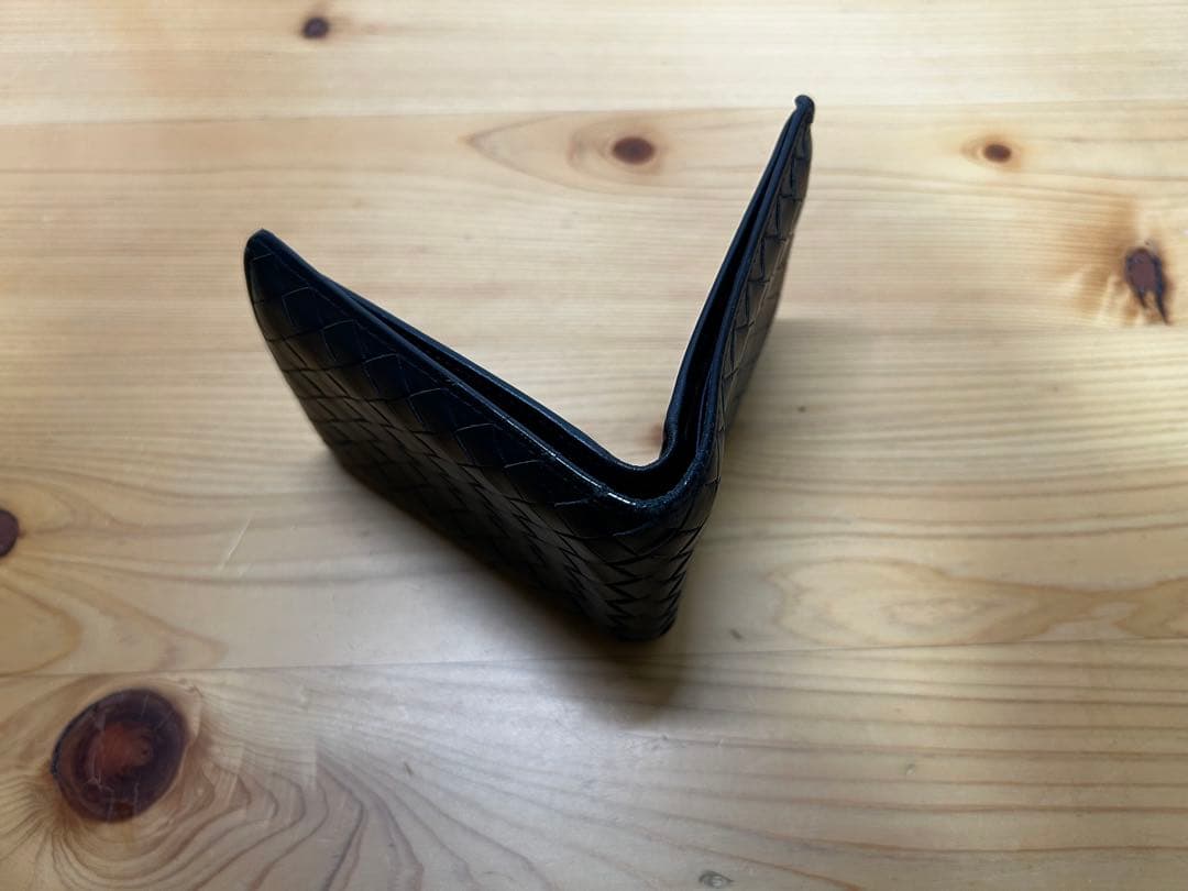 黒 レザー 二つ折り財布 編み込みデザイン