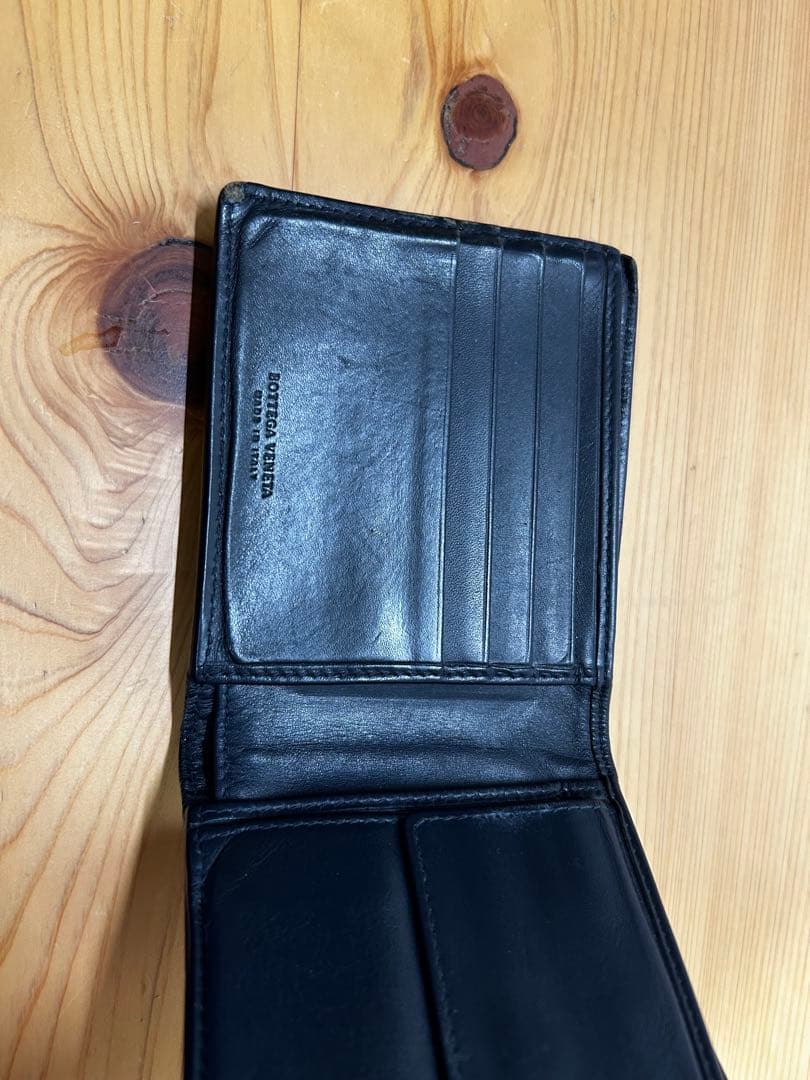 黒 レザー 二つ折り財布 編み込みデザイン