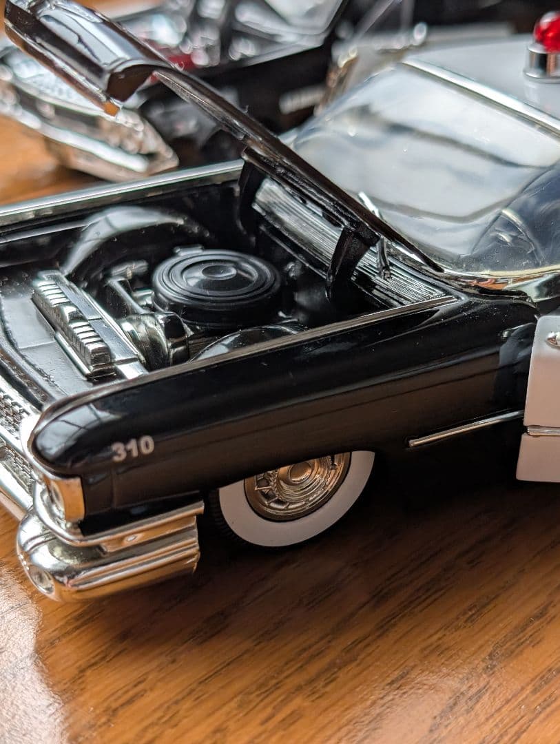 アメ車ミニカー2台 Cadillacなど 1/24 パトカー